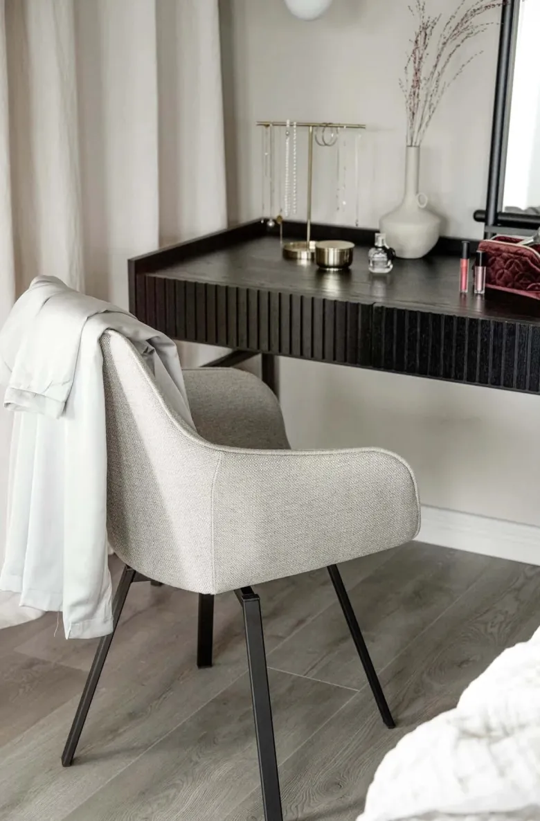 ALISON KARMSTOL BEIGE/SVART