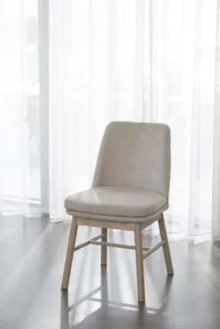 Amesbury stol ljusbeige tyg/vitpigmenterade ekben