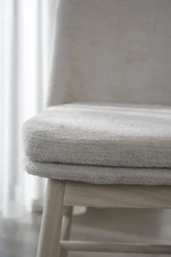 Amesbury stol ljusbeige tyg/vitpigmenterade ekben
