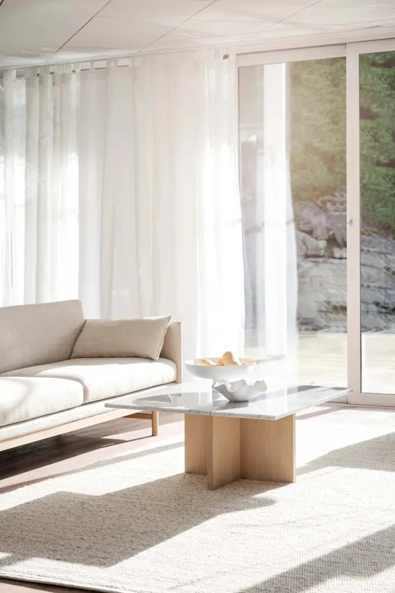 BROOKSVILLE SOFFBORD KVADRATISKT VITPIGMENTERAD/VIT MARMOR