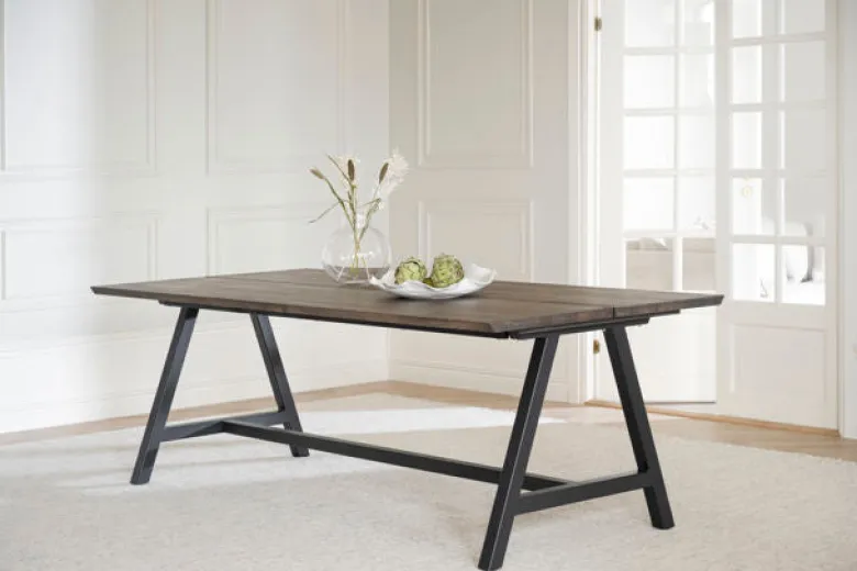 Carradale matbord 220 brun ek/A-ben svart met
