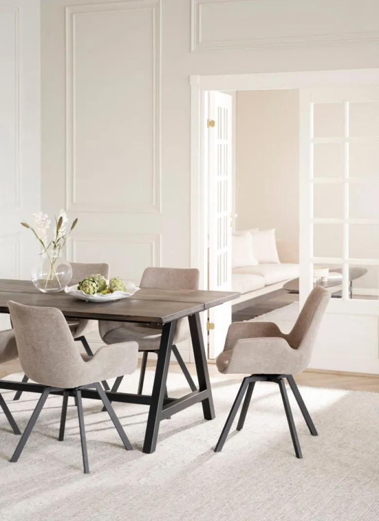 Carradale matbord 220 brun ek/A-ben svart met