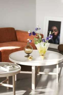 Marsden soffbord runt Ø90 beige keramik/vitpigmenterad ek
