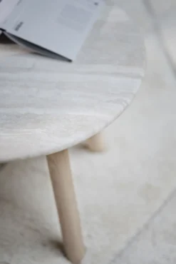 Taransay soffbord Ø60 beige travertin/vitpigmenterad ek