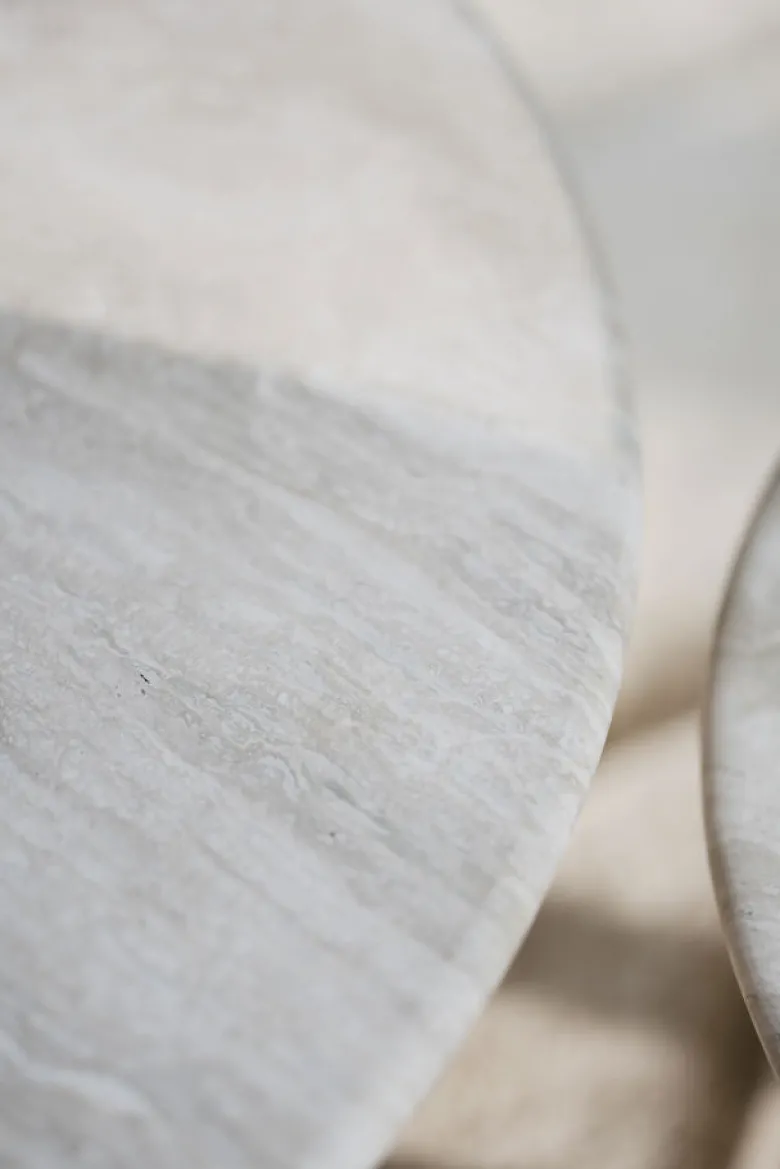 Taransay soffbord Ø60 beige travertin/vitpigmenterad ek